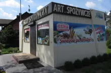 <p>Sklepik wiejski w Gorzewie k/ Łodzi, źródło: Archiwum Wiadomości Handlowych (fot. Konrad Kaszuba)</p>