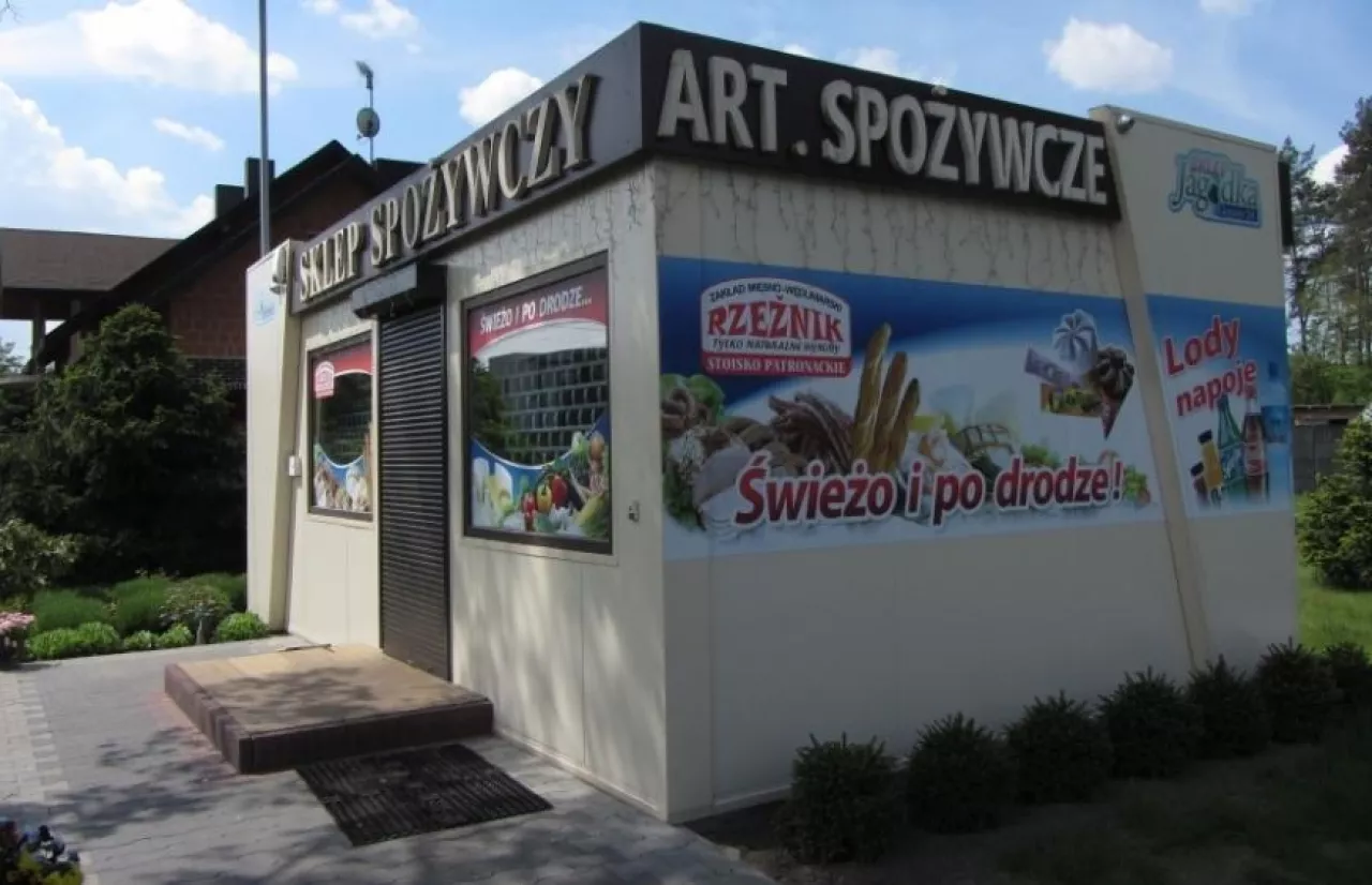 <p>Sklepik wiejski w Gorzewie k/ Łodzi, źródło: Archiwum Wiadomości Handlowych (fot. Konrad Kaszuba)</p>