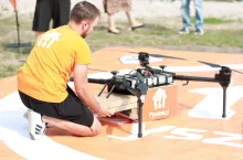 Dron z pizzą z Pyszne.pl wylądował nad Jeziorem Zegrzyńskim (Pyszne.pl)