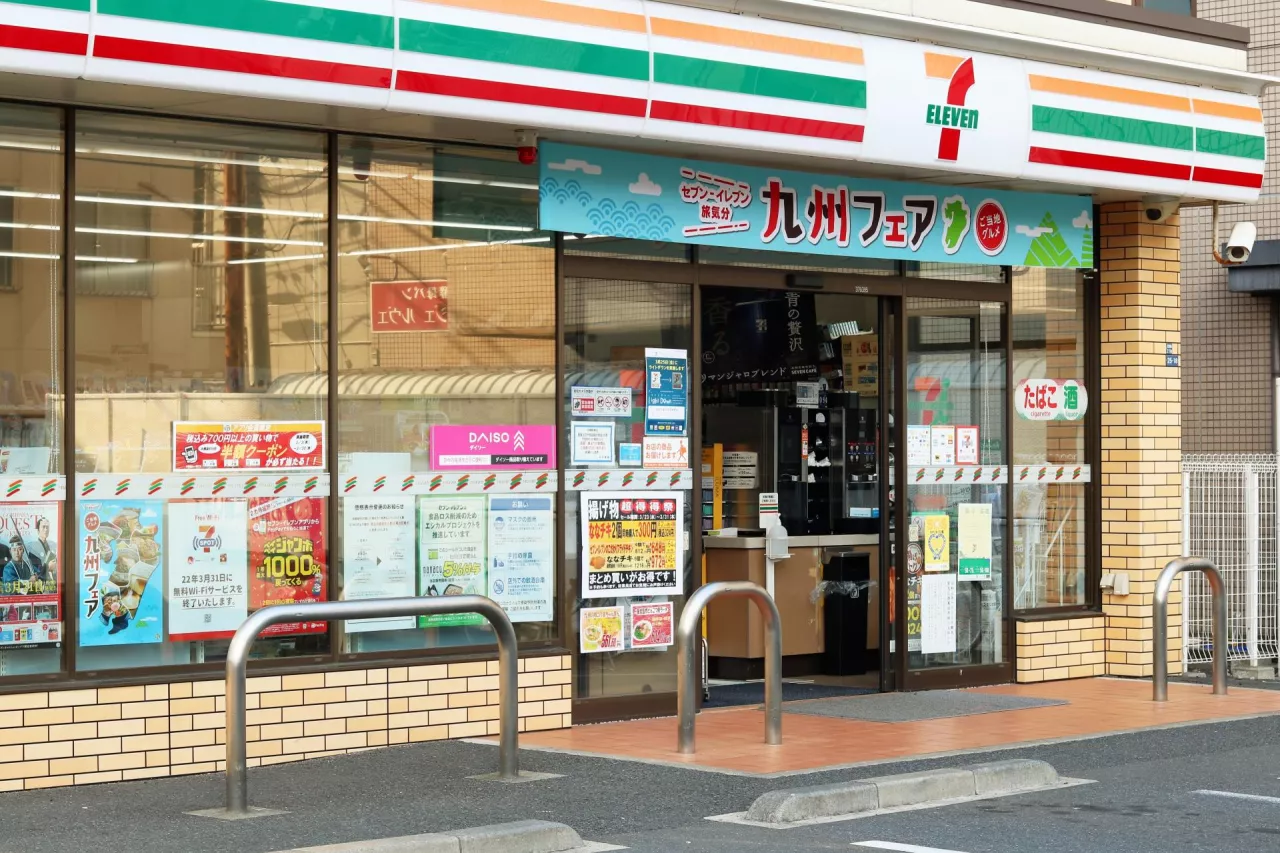 Na zdj. sklep sieci 7-Eleven w Japonii (fot. Ned Snowman/Shutterstock)