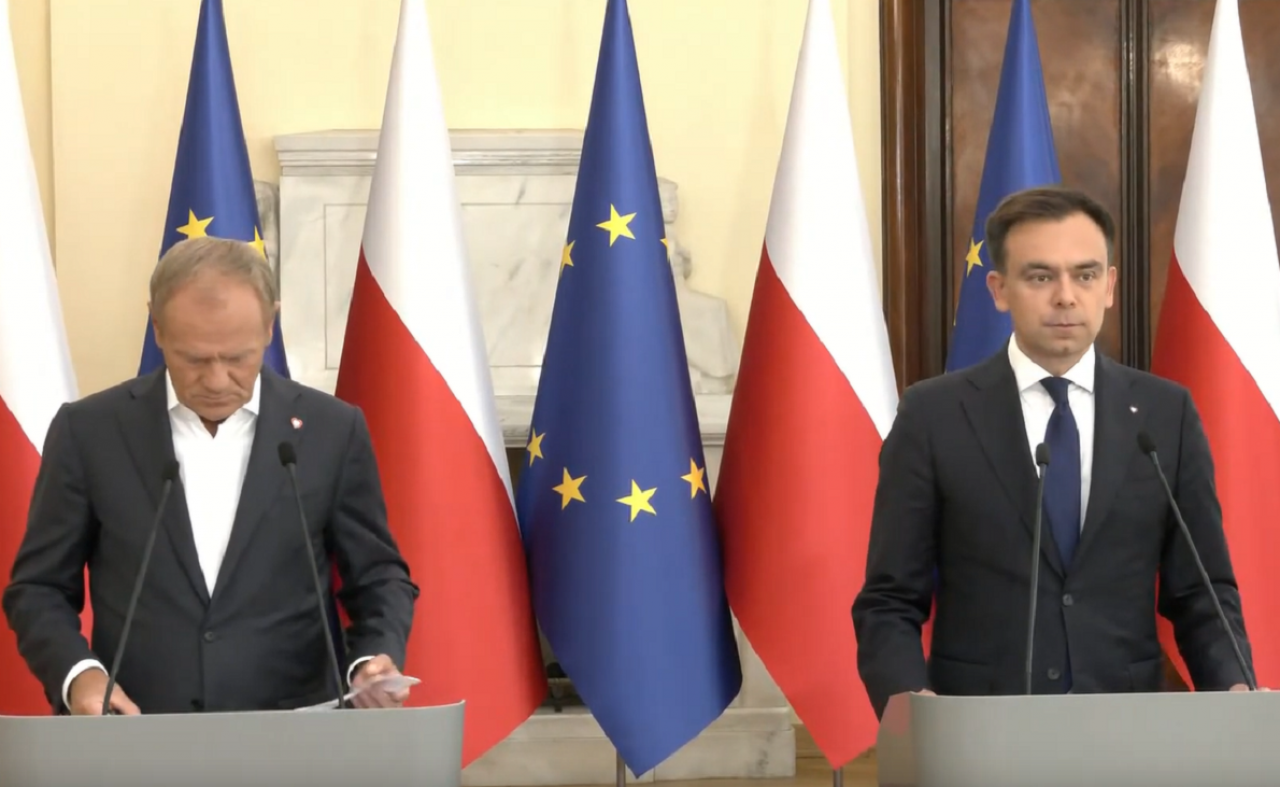 Premier Donald Tusk i minister finansów Andrzej Domański podczas prezentacji projektu budżetu na 2025 r. (fot. za: KPRM/YouTube)