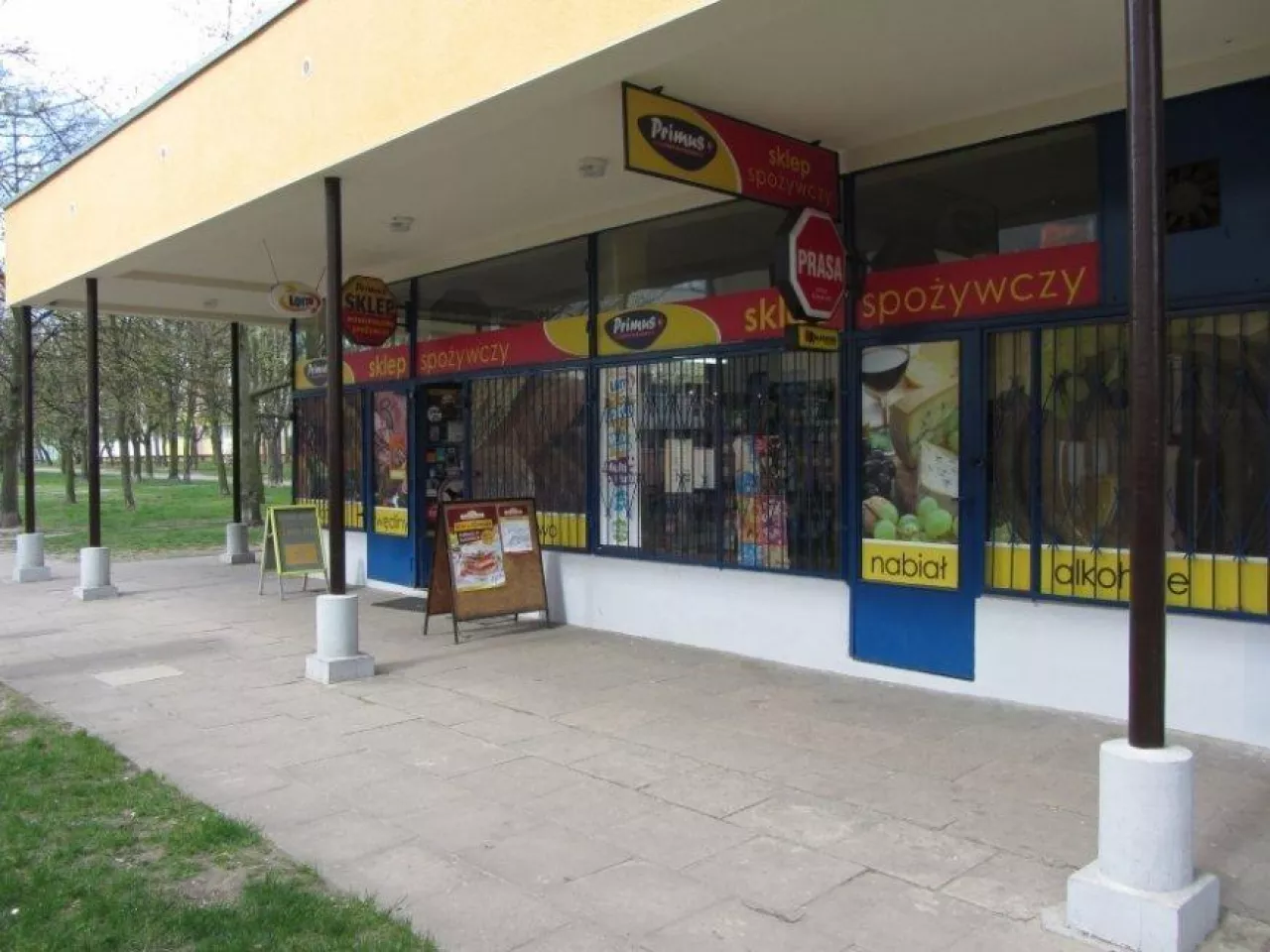 <p>Mały Format traci sprzedaż (fot. wiadomoscihandlowe.pl)</p>