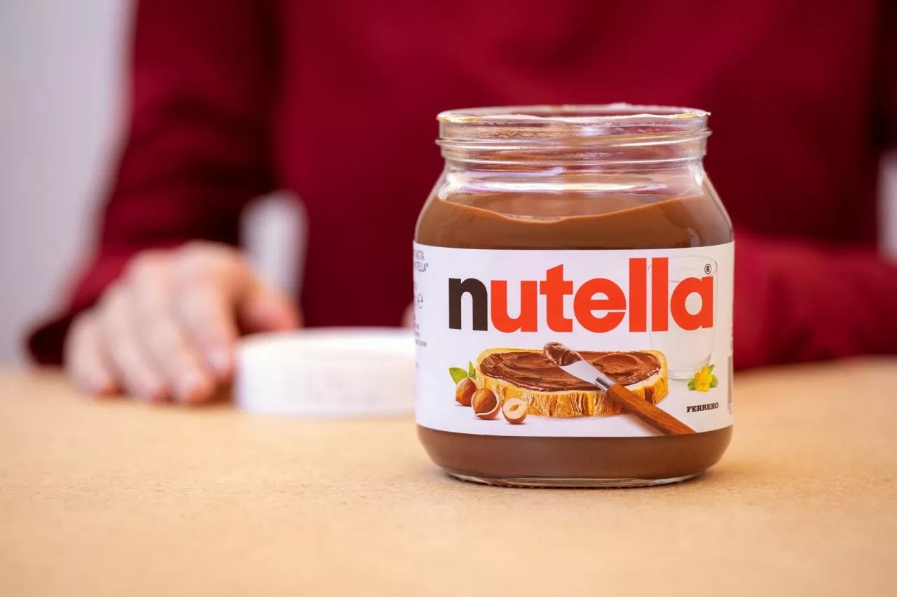 4 września firma Ferrero wprowadziła do sprzedaży na trzech rynkach roślinną wersję kremu Nutella (fot. Shutterstock)