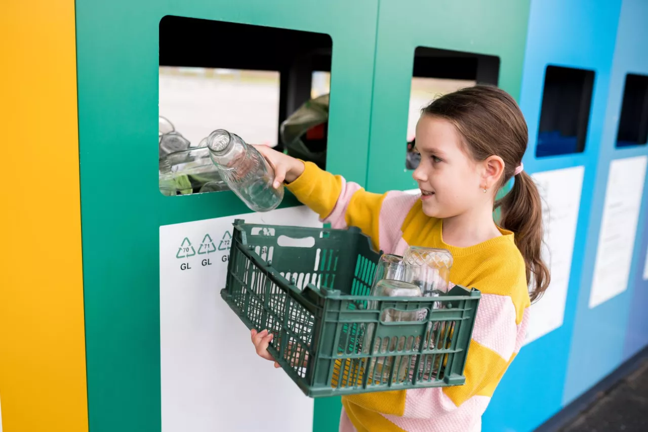 Ministrstwo Klimatu i Środowiska chce obniżyć stawki opłaty produktowej za szklane opakowania wielokrotnego użytku o pojemności do półtra litra (fot. Shutterstock)