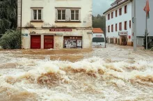 <p>Głuchołazy pod wodą (Źródło: FB/I love Poland)</p>