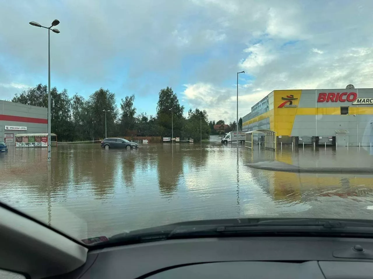 Woda zalała południe Polski (źródło: Salling Group, Muszkieterowie)