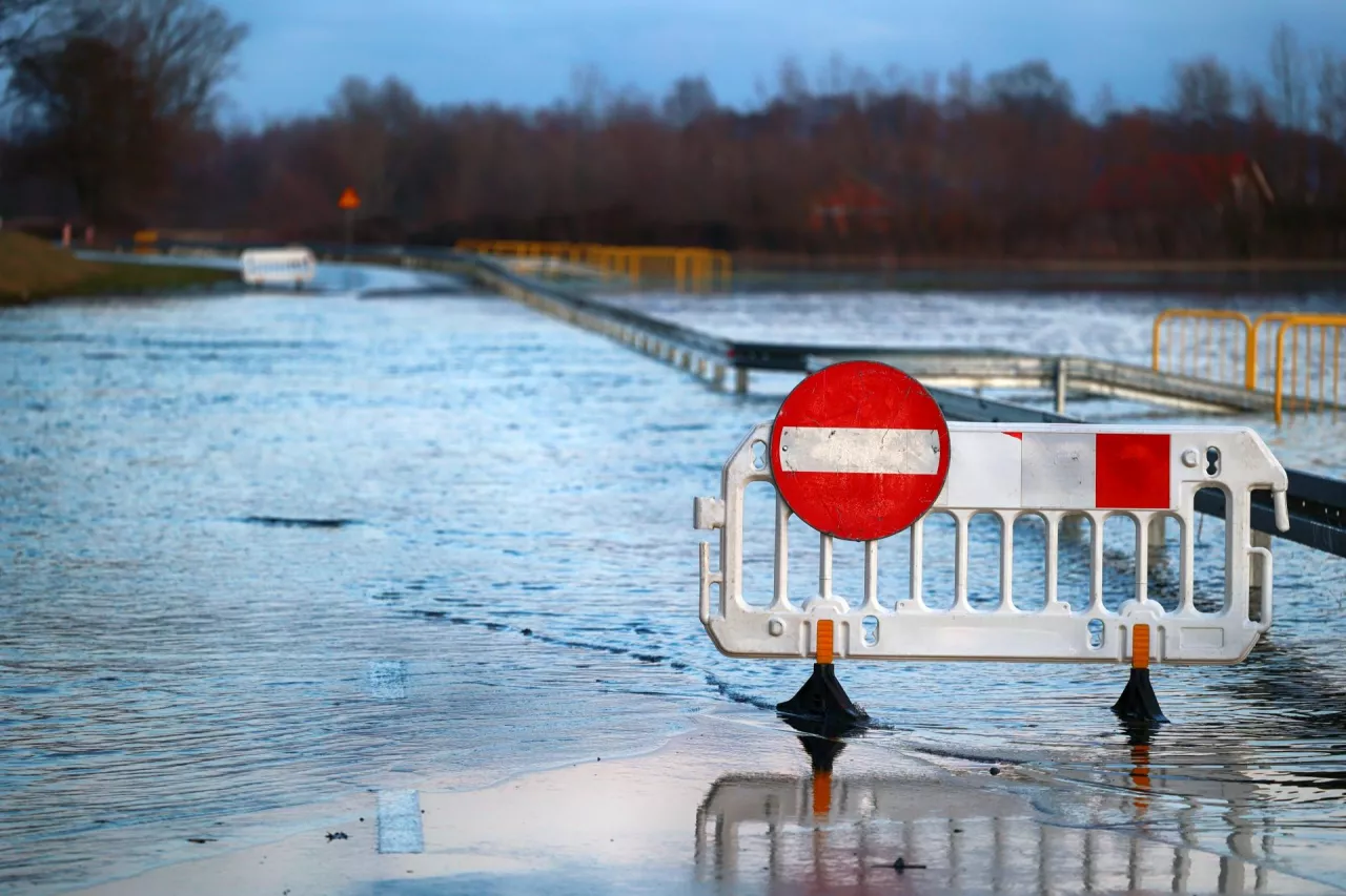 Ministerstwo Finansów czasowo obniży do 0 proc. stawkę VAT dla darowizn na rzecz powodzian (Shutterstock)