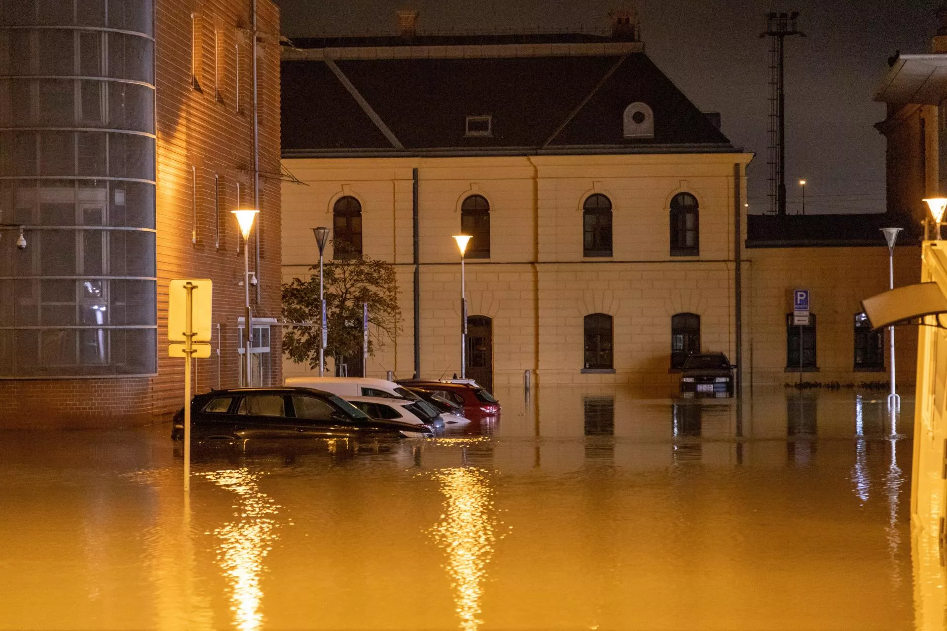 Patrole z noktowizorami będą strzec przed szabrownikami na terenach powodziowych