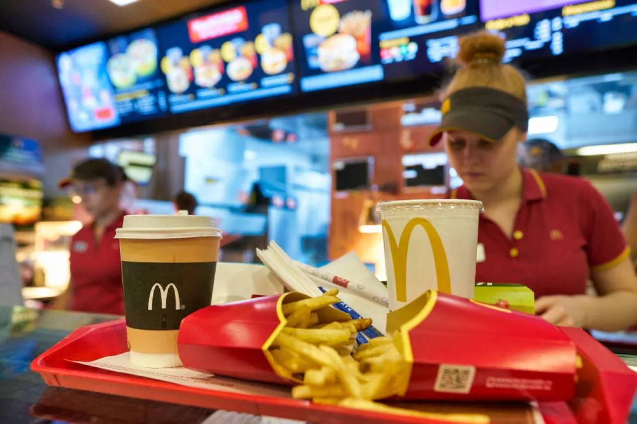 <p>MOSCOW, RUSSIA - CIRCA JANUARY, 2019food served on tray at McDonald‘s restaurant in Moscow.</p>