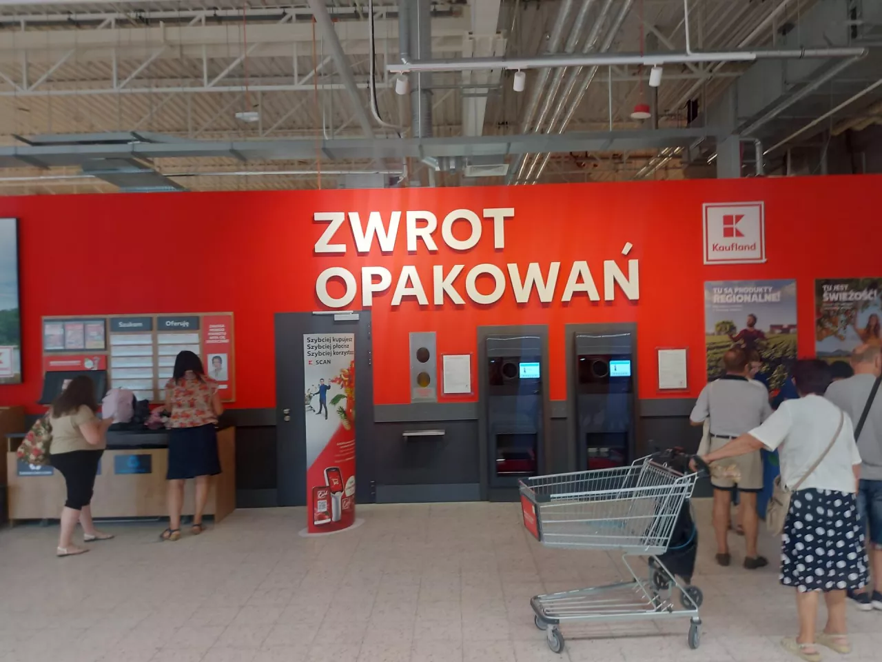 Butelkomat - Sklep Kaufland w Warszawie (fot. wiadomoscihandlowe.pl)