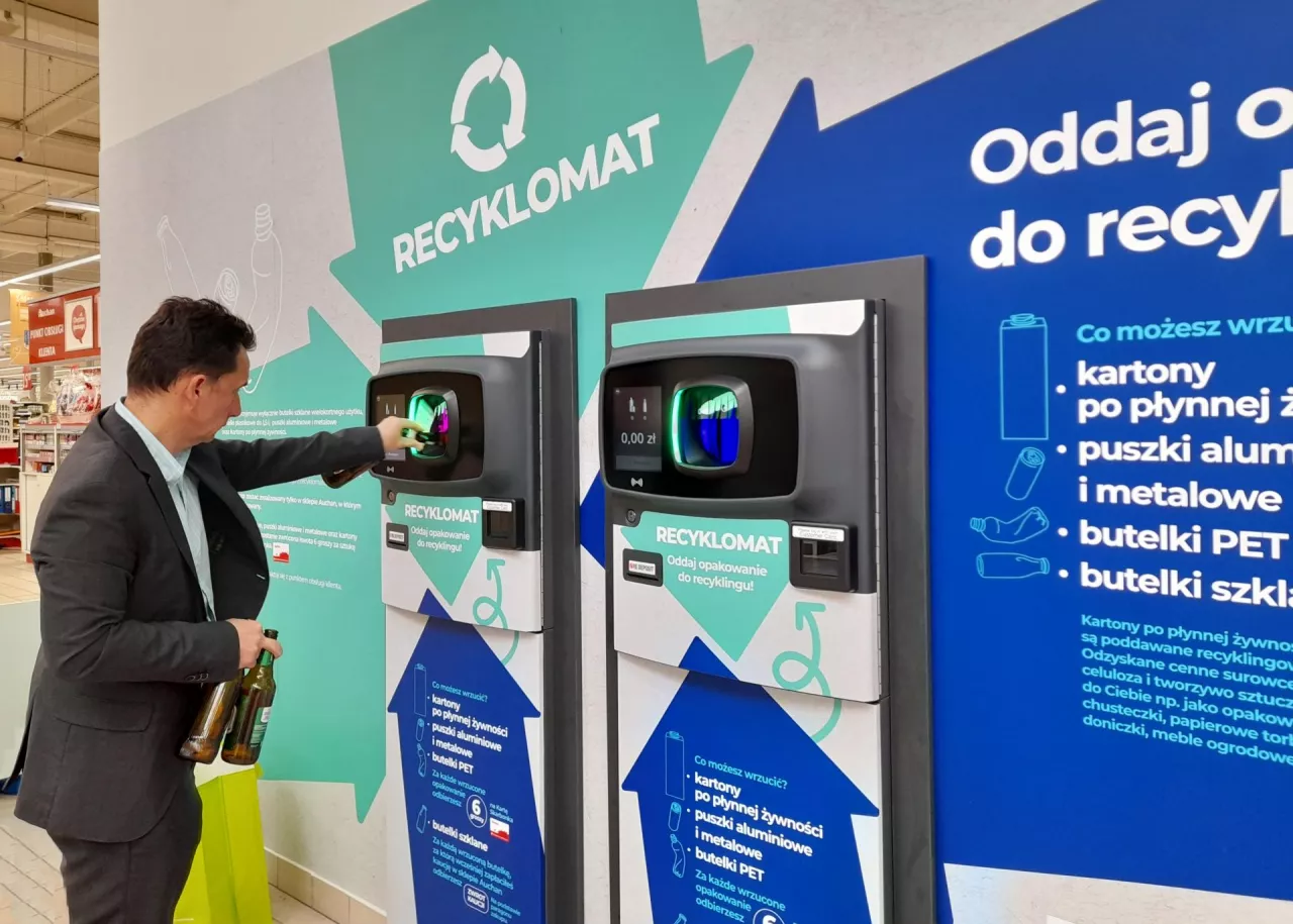 Recyklomat w sklepie Auchan w Łodzi (fot. wiadomoscihandlowe.pl/KK)