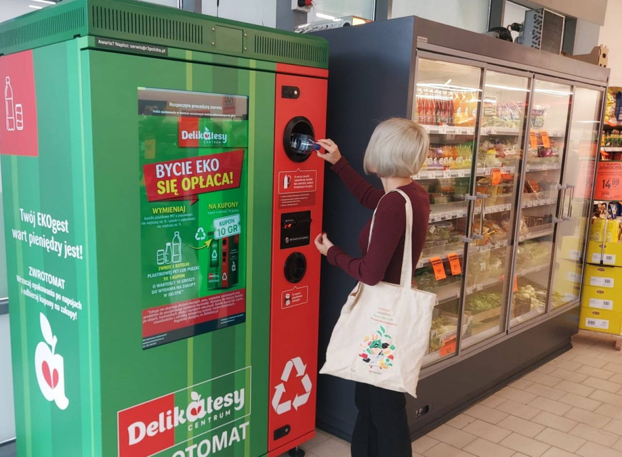 Delikatesy Centrum testują w sklepach butelkomaty, fot. Grupa Eurocash