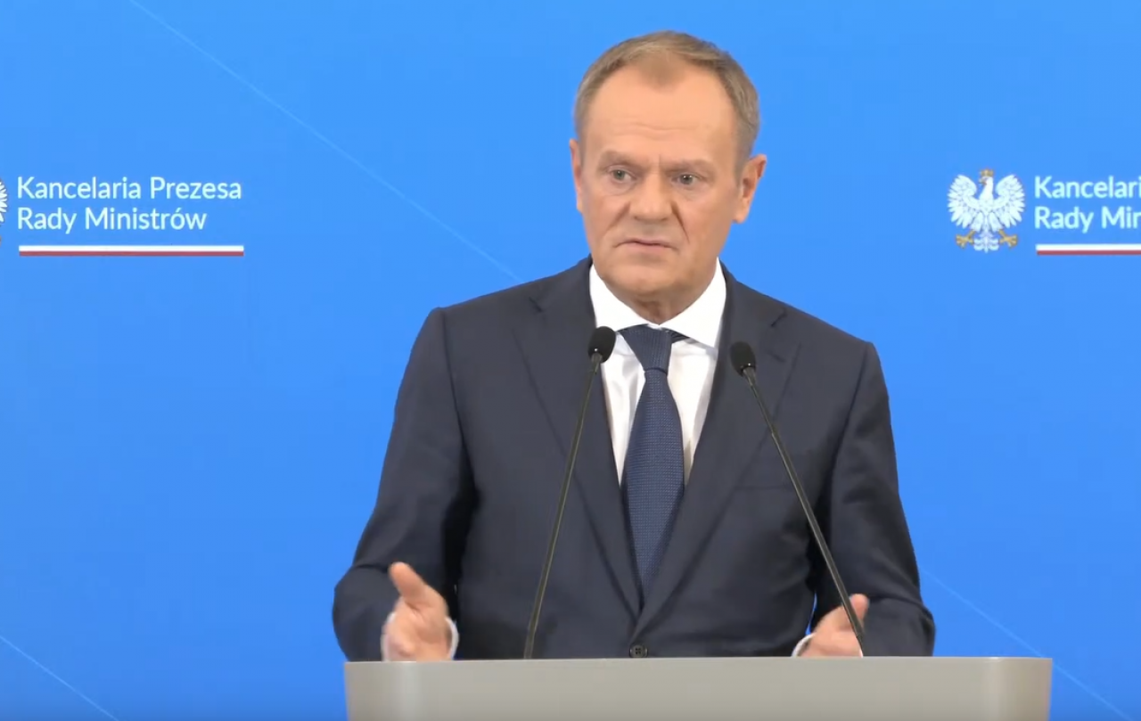 Premier Donald Tusk podczas konferencji prasowej, 5 marca 2024 r. (fot. za: KPRM/YouTube)