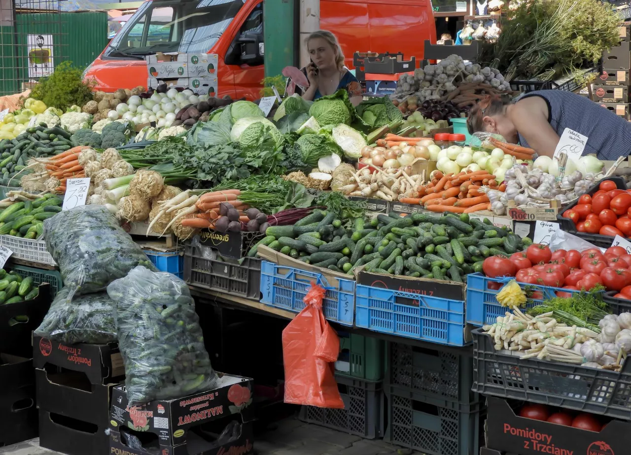 Stoisko na bazarze w Krakowie (Shutterstock)