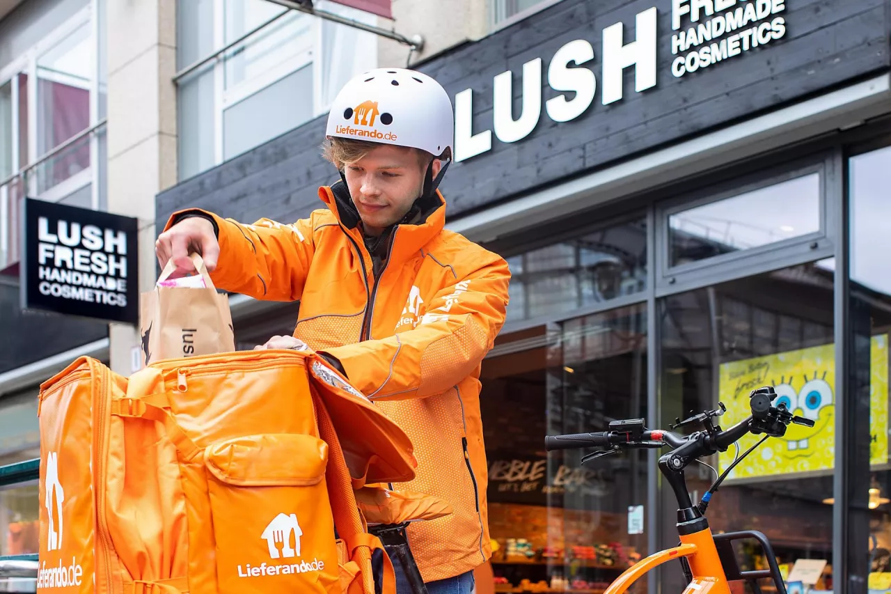 Pyszne.pl poszerza ofertę o luksusowe trunki i wyroby tytoniowe (fot. Just Eat)