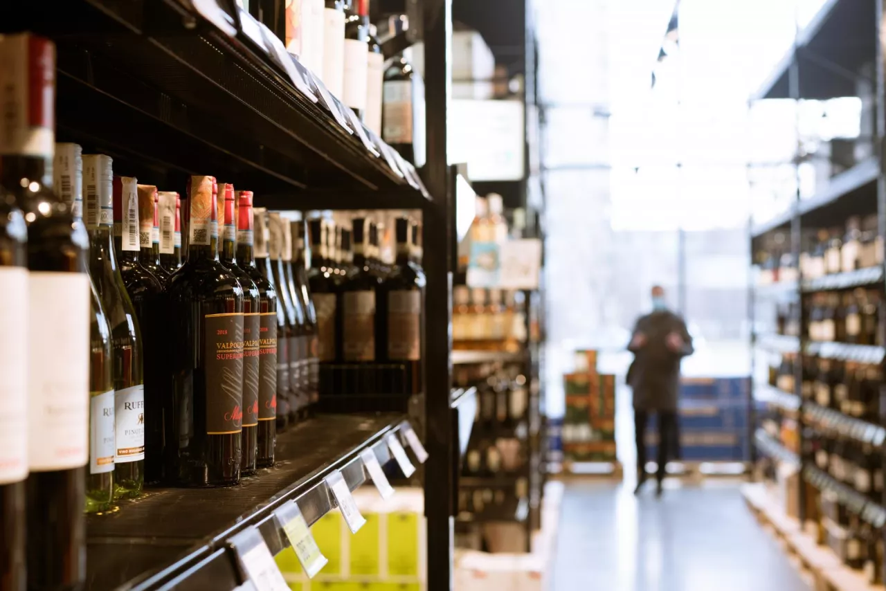 Alkohol w sklepie (fot. Shutterstock)