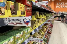 Lokalnie produkowane produkty są eksponowane w widocznym miejscu na półce (fot. Sebastian Rennack)