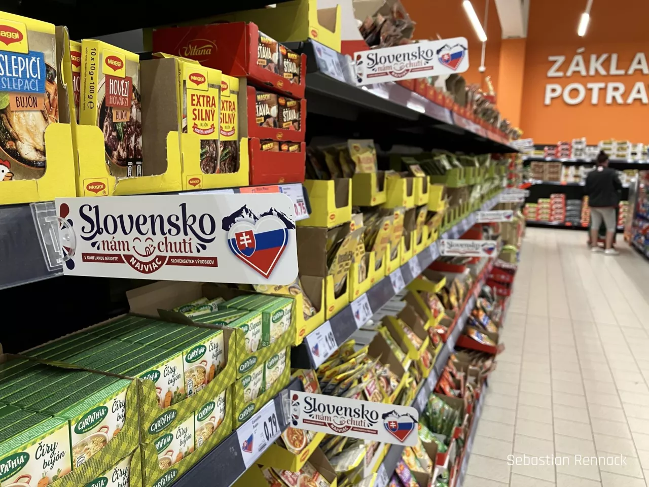 Lokalnie produkowane produkty są eksponowane w widocznym miejscu na półce (fot. Sebastian Rennack)