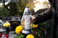 Zbadaliśmy ceny zniczy w największych sieciach handlowych (fot. Shutterstock)