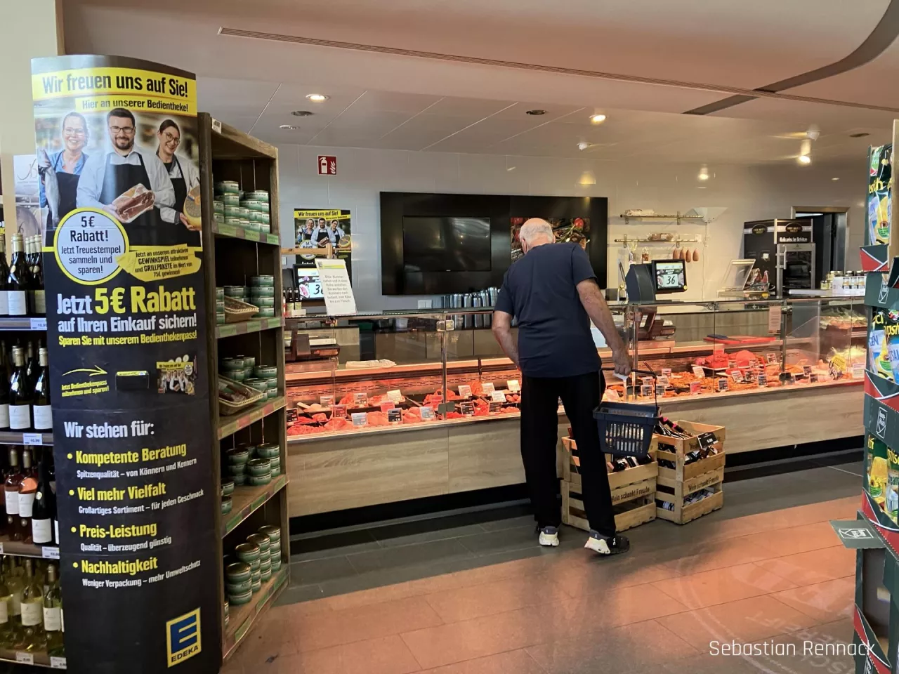 Handlowcy Edeka oferują specjalny program lojalnościowy zbierania znaczków dla lad usługowych (fot. Sebastian Rennack)