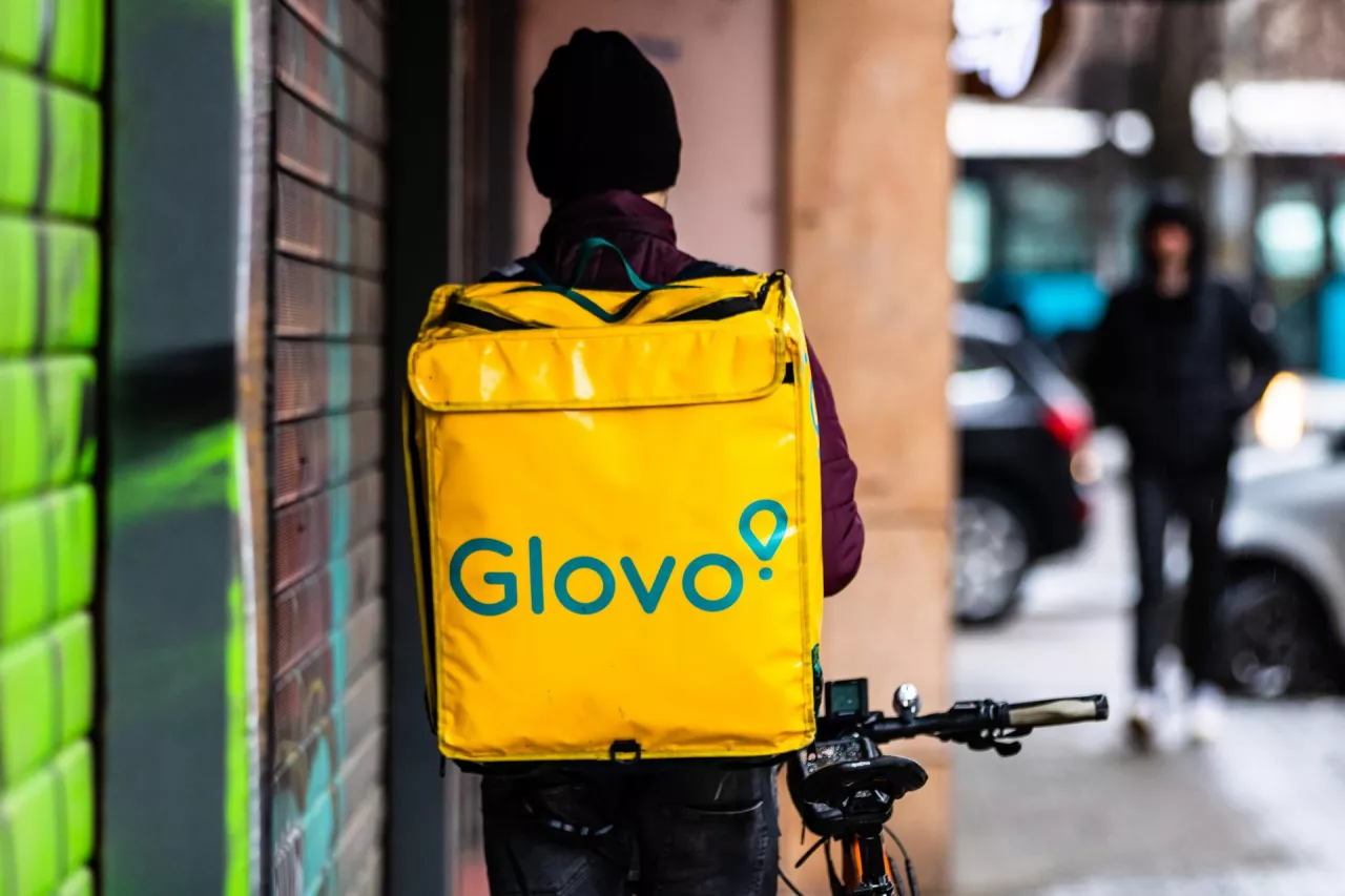 Kurier Glovo (fot. Vlad Ispas/shutterstock)