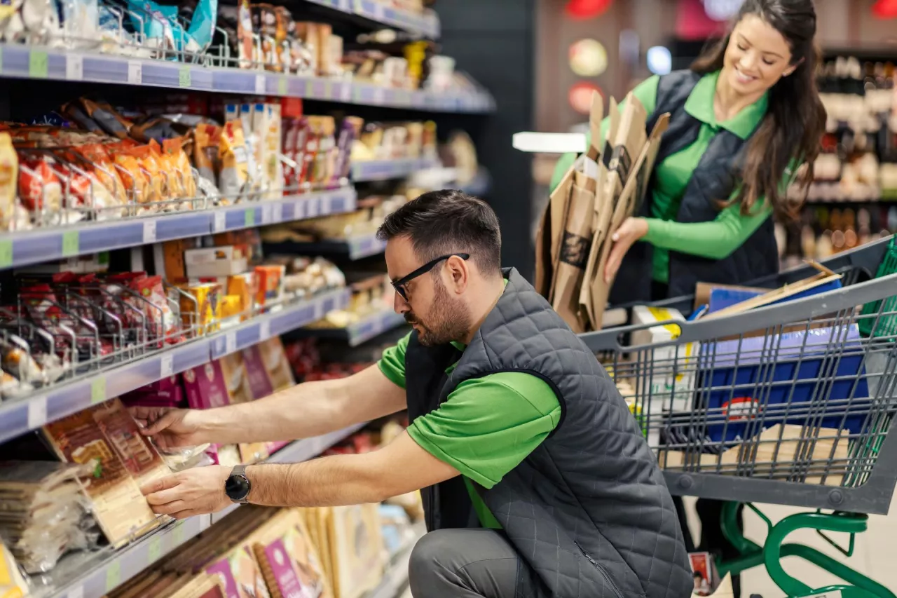 Tesco zakazuje noszenia słuchawek pracownikom (fot. Shutterstock)