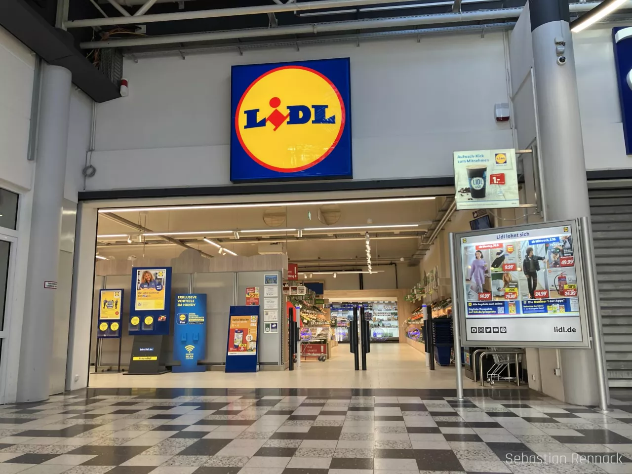 Odwiedzany sklep Lidl w najnowszym koncepcie znajduje się w centrum handlowym.