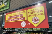 Aldi podkreśla swoje przywództwo cenowe w sklepie dzięki ”Tiefpreisversprechen” (obietnicy niskiej ceny), również w świeżych asortymentach. (fot. Sebastian Rennack)