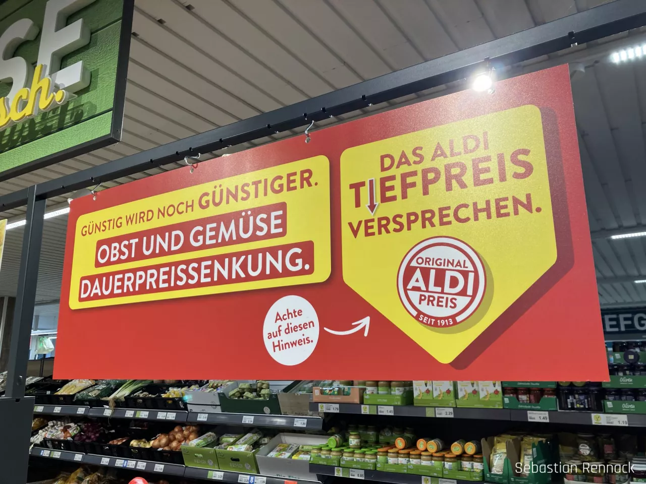 Aldi podkreśla swoje przywództwo cenowe w sklepie dzięki ”Tiefpreisversprechen” (obietnicy niskiej ceny), również w świeżych asortymentach. (fot. Sebastian Rennack)