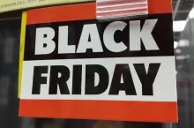 Jakie pokolenie najbardziej skorzysta z Black Friday? (fot. wiadomoscihandlowe.pl)