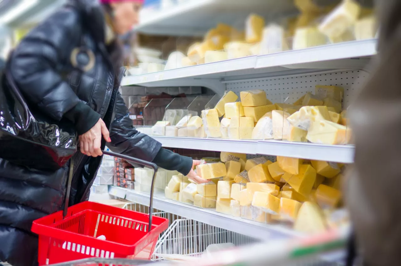 Największy odsetek gospodarstw domowych zaopatruje się w sery żółte, pleśniowe i topione w dyskontach (fot. Shutterstock)