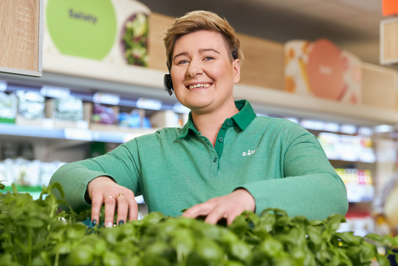 Pracownica sklepu Lidl Polska, fot. Lidl Polska