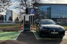 Pierwszą stację ładowania pojazdów elektrycznych Carrefour uruchomił w Warszawie (fot. mat. prasowe)