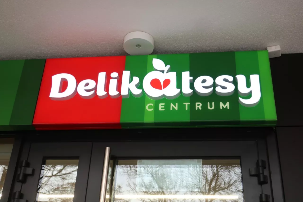 Na zdj. sklep sieci Delikatesy Centrum (fot. OleksSH/Shutterstock)