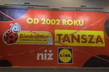 Na zdj. billboard Biedronki zajęty przez komornika sądowego (fot. wiadomoscihandlowe.pl)