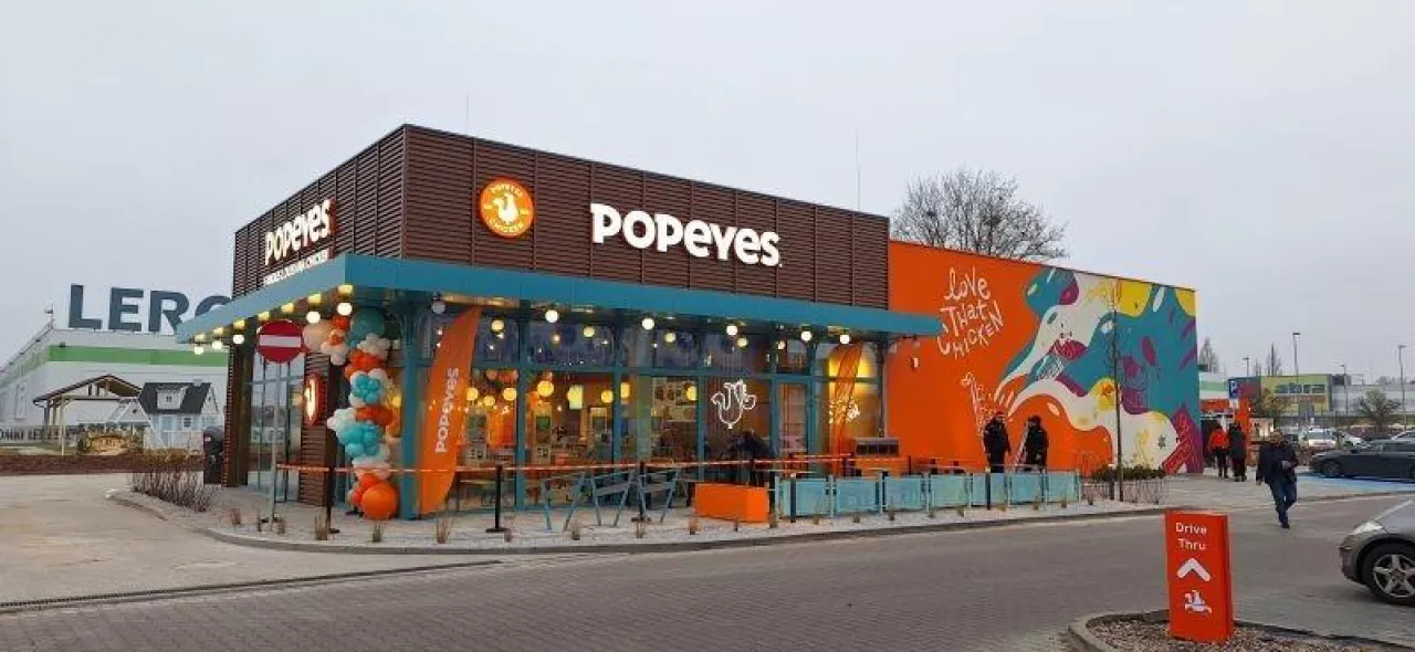 Pierwsza restauracja Popeyes w formacie drive thru ruszyła 14 grudnia w Szczecinie (fot. Popeyes/LinkedIn)