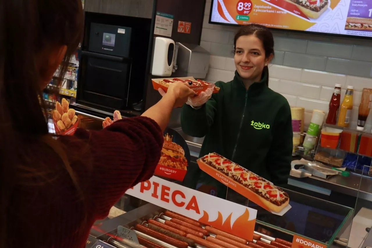 <p>Żabka rozbudowuje ofertę gastronomiczną w sklepach</p>