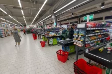 Strefa kas w sklepie Auchan w Markach (fot. wiadomoscihandlowe.pl)