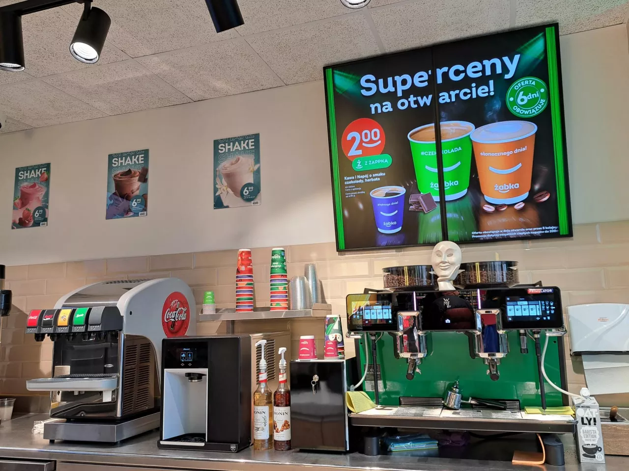 <p>W Żabce trwają testy nowego ekspresu do kawy</p>