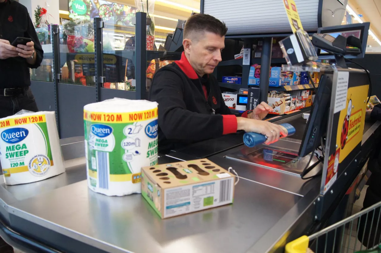 Ryszard Petru pracujący w Biedronce (fot. Jakub Sadowski/wiadomoscihandlowe.pl)