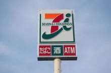 Sklep sieci 7-Eleven uruchomiony w miejskim parku w Kyoto ma być remedium na problem malejącej liczby osób odwiedzających takie miejsca (fot. Shutterstock)