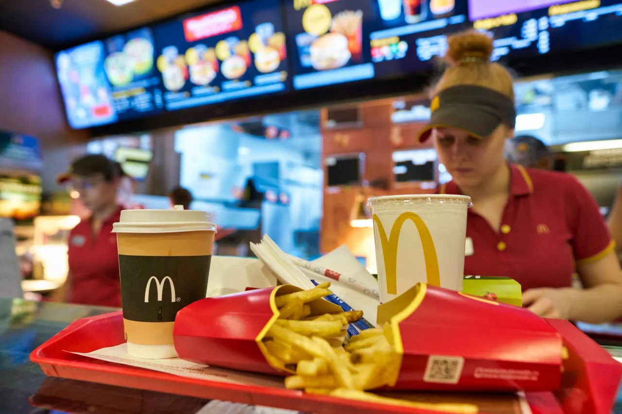 Już ponad 700 byłych pracowników McDonald‘s w Wiekiej Brytanii dołączyło do pozwu zbiorowego, w którym sieć oskarżana jest o nękanie (fot. Shutterstock)