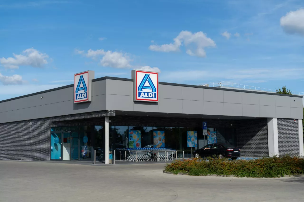 Aldi zachęca zmotoryzowanych klientów mieszkających w Warszawie do wyboru sklepów tej sieci jako miejsca zakupów ze wględu na wygodny parking (fot. Shutterstock)