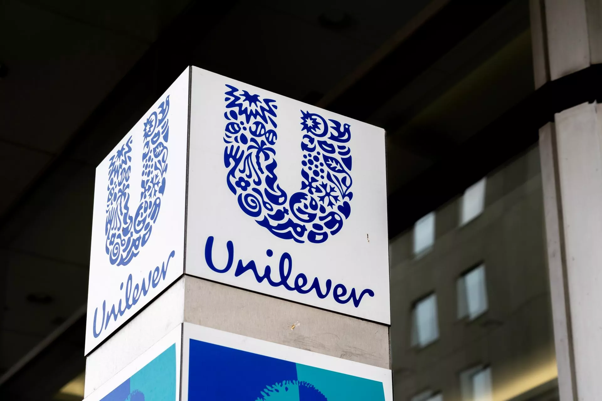 Unilever sprzedaje kolejne dwie marki konkurencji. Firma kontynuuje strategię ograniczania działalności