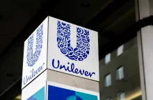 Unilever sprzedaje kolejne dwie marki konkurencji. Firma kontynuuje strategię ograniczania działalności (fot. JHVEPhoto/Shutterstock)