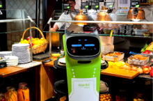 Robot testowany w restauracji, której operatorem jest Lagardere Travel Retail (fot. LTR)