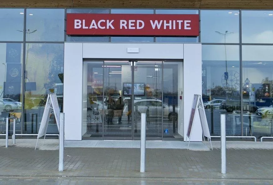 Black Red White, producent mebli i sieć handlowa z artykułami wyposażenia wnętrz, zamyka zakład produkcyjny i zwalnia setki osób