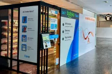 <p>Żabka Nano w miasteczku Orange w Warszawie</p>