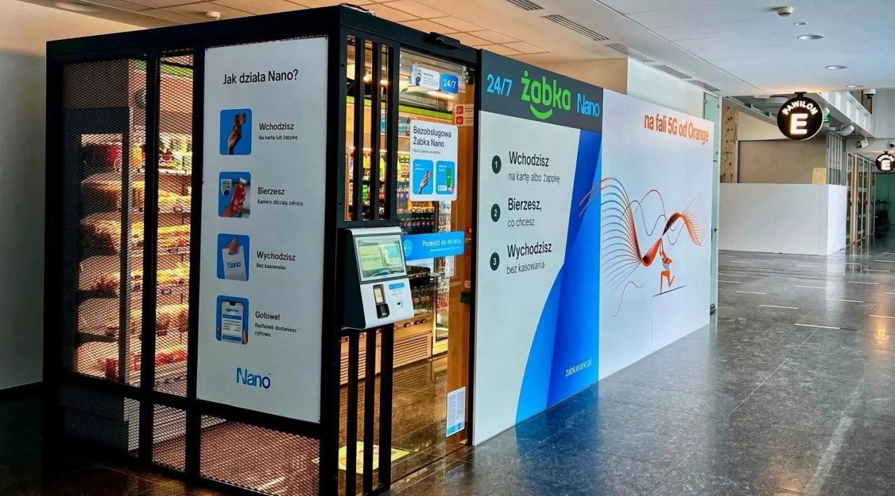 <p>Żabka Nano w miasteczku Orange w Warszawie</p>