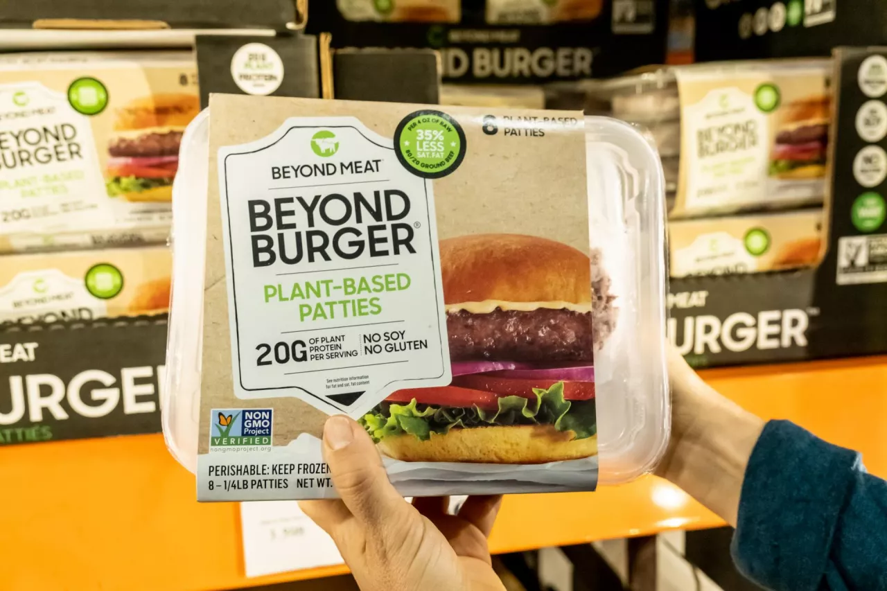 Na zdj. produkt marki Beyond Burger (fot. calimedia/Shutterstock)